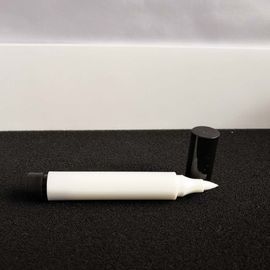 Harga yang bagus Berbagai Gaya Pensil Eyeliner Hitam ABS Dengan Ujung Serat Mudah Digunakan OEM on line